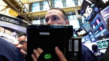 Η Apple «έριξε» τη Wall Street