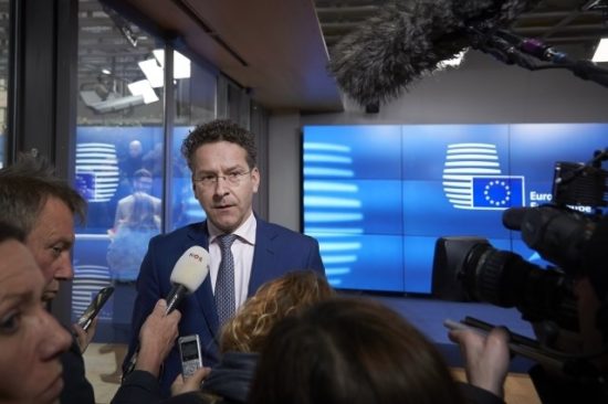 Bloomberg:Τα τρία σενάρια που εξετάζονται για το ελληνικό χρέος