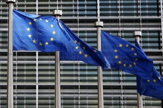 Κομισιόν: Επιτάχυνση της ανάπτυξης, προσωρινά ψηλότερος πληθωρισμός στην Ευρωζώνη