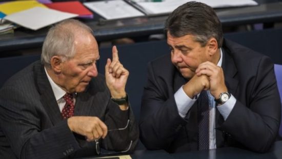 Μπαλάκι το ελληνικό χρέος ανάμεσα σε Σόιμπλε και Γκάμπριελ