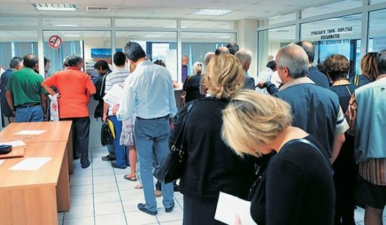 Κατασχέσεις, χαράτσια, έμμεσοι φόροι και πρόστιμα έσωσαν τα έσοδα