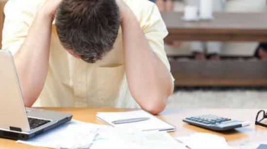 Η κυβέρνηση «ρίχνει» τη χαριστική βολή στους ελεύθερους επαγγελματίες