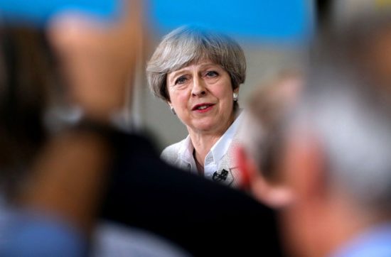 Η Μέι ανησυχεί για το κλείσιμο της «ψαλίδας» με τους Εργατικούς