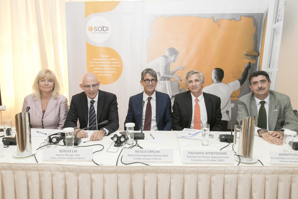 (από τα αριστερά στα δεξιά) κ.κ Hege Hellstrӧm, President Sobi, EMENAR, Sergio Lai, General Manager Sobi, Ιταλία, Ελλάδα, Κύπρος και Μάλτα, Nicola Zancan, Market Development Director Sobi, Ελλάδα, Κύπρος και Μάλτα, Πασχάλης Αποστολίδης, Πρόεδρος ΣΦΕΕ και 