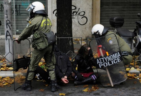 Μέρα παρά μέρα τα σπάνε στα Εξάρχεια οι κουκουλοφόροι