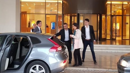 Άρον άρον αναχώρησε η Βελκουλέσκου με το που έκλεισε η συμφωνία