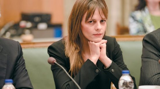 Πρώτα «καπέλο» στις εισφορές των επαγγελματιών και μετά διορθωτικές παρεμβάσεις