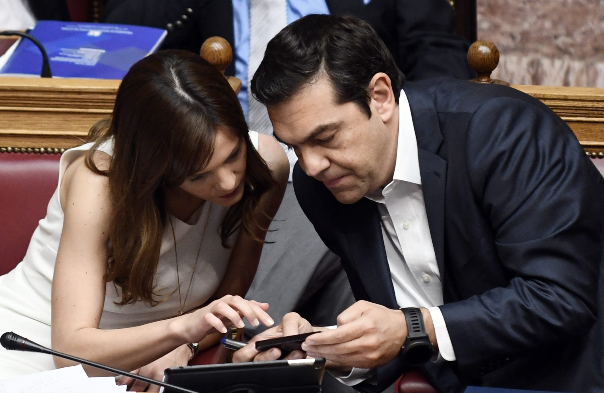 Βουλή: Έξω επεισόδια και μέσα… φέιγ βολάν, Survivor και ζεϊμπέκικα