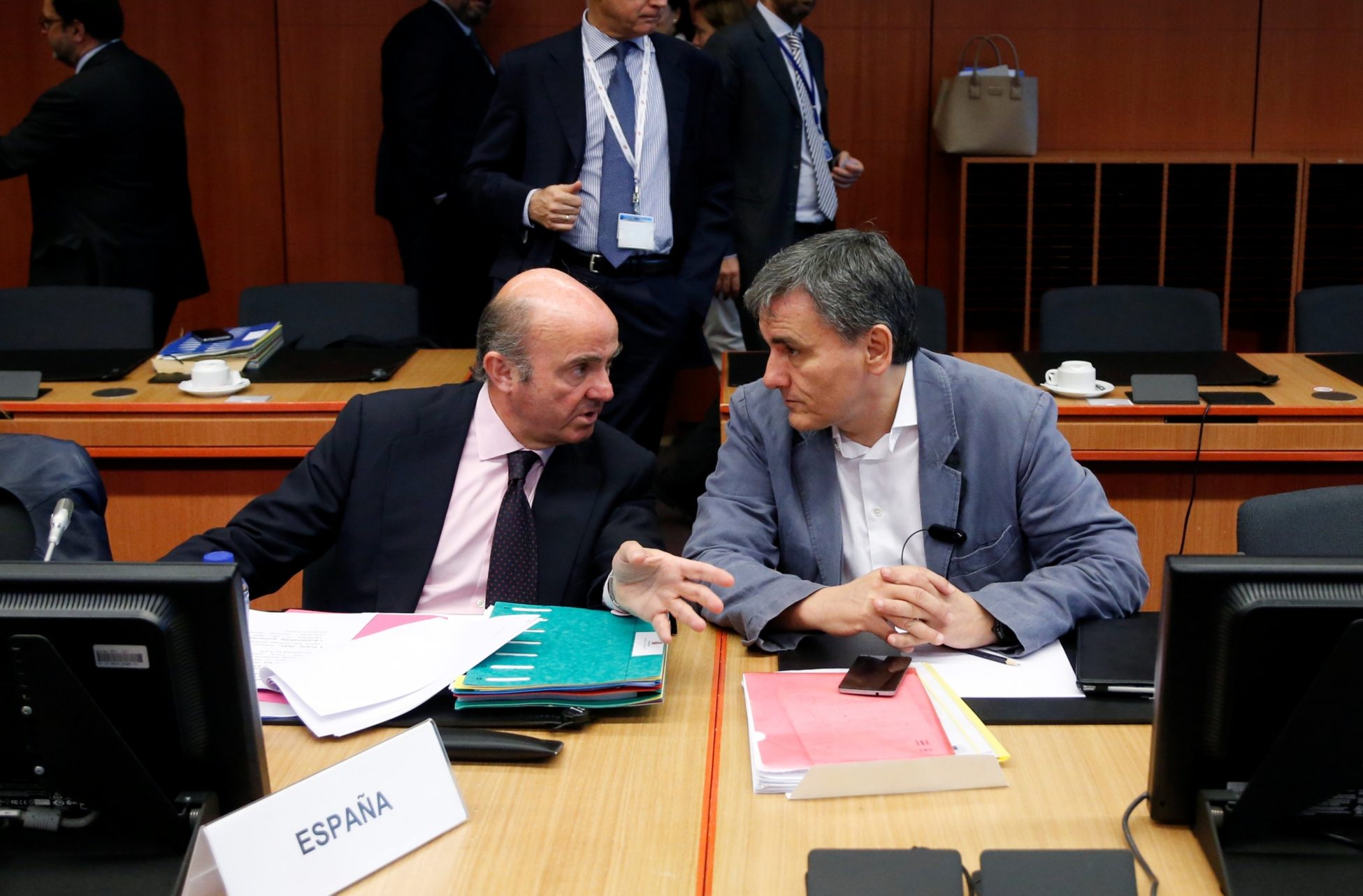 Ισπανικές απειλές για «μπλόκο» στη δόση για τη δίωξη των συμβούλων του ΤΑΙΠΕΔ