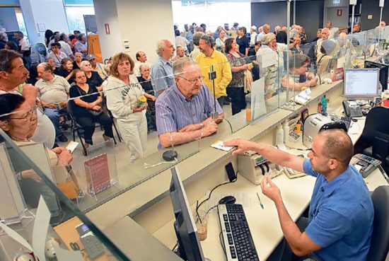 Αφήνουν απλήρωτες τις συντάξεις για να μην φανούν οι περικοπές – σοκ