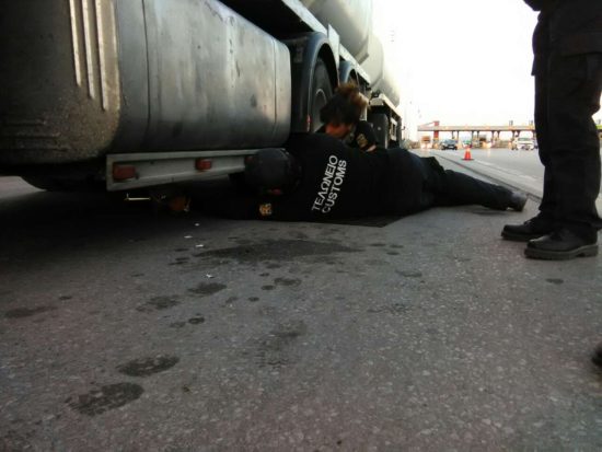 Τα απίστευτα που κατέσχεσαν οι τελωνειακές Αρχές… από ρευστό, χρυσό και ναρκωτικά ως ΙΧ και γιοτ!