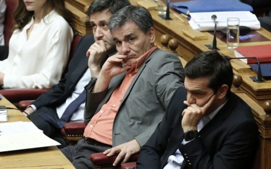 Χαράτσια 2,1 δισ. με αντάλλαγμα να θεωρηθεί το χρέος ξανά «βιώσιμο»