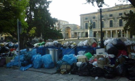 Κραυγή αγωνίας από εμπόριο και τουρισμό για τα σκουπίδια