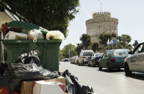 Ετοιμοι να μπλοκάρουν τους ιδιώτες που μαζεύουν σκουπίδια οι συμβασιούχοι του Δήμου Θεσσαλονίκης