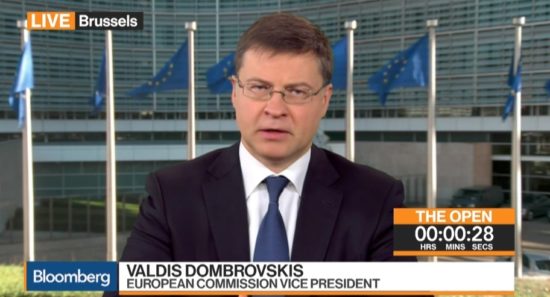 Ντομπρόβσκις: «Ήρθε η ώρα να κλείσει η β’ αξιολόγηση» – Τσιμουδιά για το χρέος