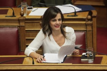 Αχτσιόγλου: «Δεν κόβουμε συντάξεις, παγώνουμε τις αυξήσεις τους…»