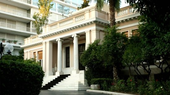 Οι πολίτες στενάζουν- στο Μαξίμου δίνουν 55.000 ευρώ σε μηνιαίες υπερωρίες