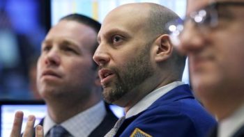 Σταθεροποιητικές κινήσεις στη Wall Street