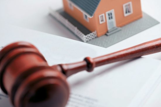 Δίνεις το σπίτι για να γλυτώσεις το… σφυρί!