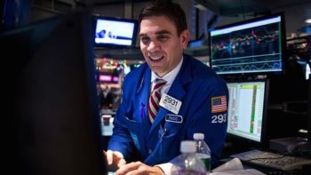 Νέο ιστορικό υψηλό για Dow Jones – Στήριξη από τράπεζες και ενέργεια