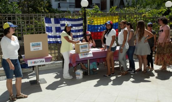 Στήθηκαν κάλπες και στην Ελλάδα για το δημοψήφισμα κατά του Μαδούρο