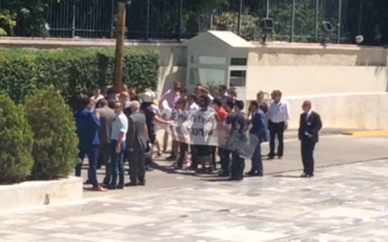 «Εισβολή» μελών του Ρουβίκωνα στη Βουλή