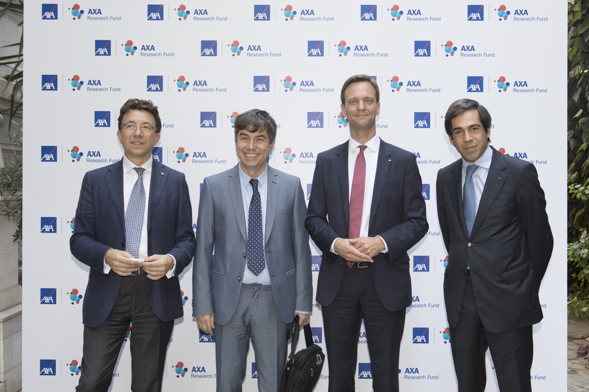 Jean – Yves Le Berre (Διευθύνων Σύμβουλος, AXA Emerging Europe), Δρ. Ιωάννης Ταλιανίδης (Διευθυντής Ινστιτούτου Μοριακής Βιολογίας και Βιοτεχνολογίας, κάτοχος ακαδημαϊκής έδρας ΑΧΑ), Wilm Langenbach (Διευθύνων Σύμβουλος, AXA Emerging Markets – Europe, Mid