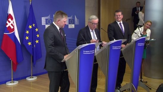 Όταν ο Γιούνκερ απέρριψε την κλήση της Μέρκελ (Βίντεο)