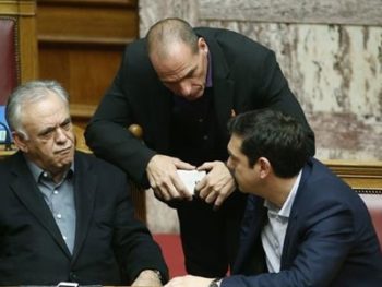 Ομοβροντία για Εξεταστική από την αντιπολίτευση μετά τις «βόμβες» Βαρουφάκη