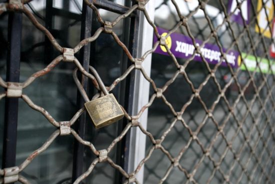 Υπερφορολόγηση και κόκκινα δάνεια «γονατίζουν» τις ΜμΕ