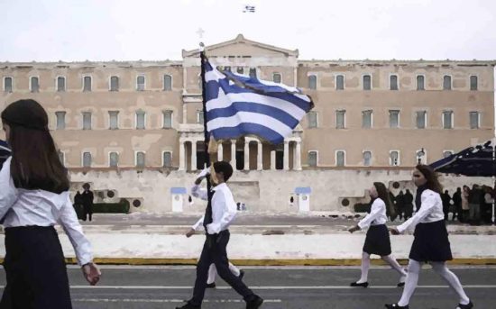 Το Παιδείας σχεδιάζει κλήρωση για τη σημαία και σε Γυμνάσια-Λύκεια