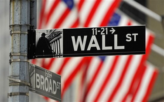 «Ψύχραιμη» πτώση στη Wall Street