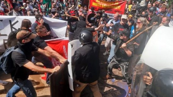 «Πυρ ομαδόν» κατά Τραμπ για την άρνησή του να αποδώσει ευθύνες για τα επεισόδια στη Βιρτζίνια