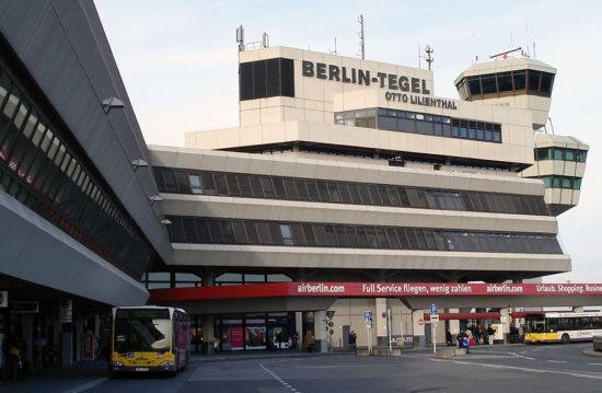 Όσο το νέο αεροδρόμιο του Βερολίνου αργεί να τελειώσει, οι πολίτες ψήφισαν να μείνει ανοικτό το παλιό