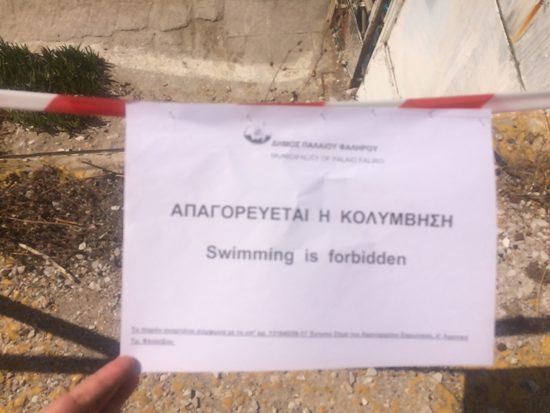Αψήφησαν τις προειδοποιήσεις και κολυμπούν στον Άλιμο