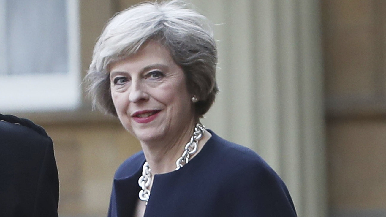 H Toyota δείχνει τη διπλή πολιτική δέσμευση της Τερέζα Μέι