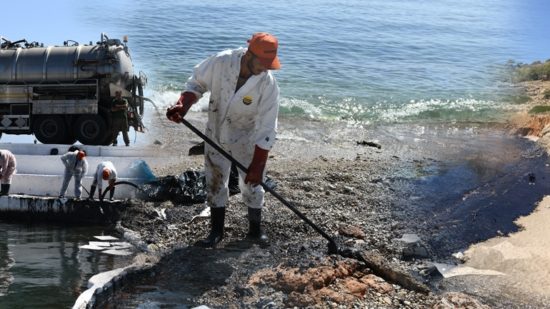 Βαρύτατες οι ευθύνες του Κράτους για το οικολογικό έγκλημα στον Σαρωνικό