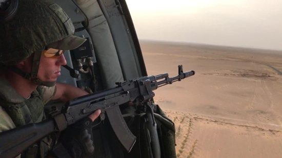 Οι Ρώσοι βομβαρδίζουν τον ISIS ενώ διασχίζουν το ποτάμι (ΒΙΝΤΕΟ)