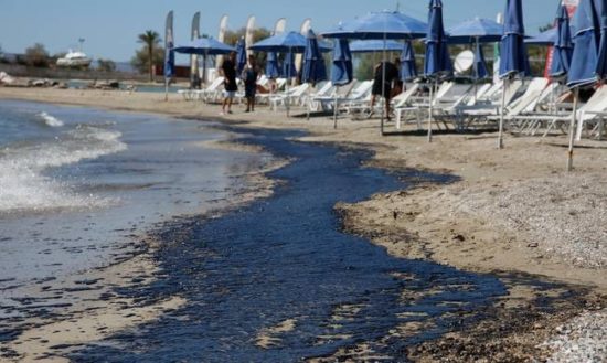 Πετρελαιοκηλίδα: 16 ημέρες μετά και ούτε ένα πρόστιμο για τη ρύπανση στον Σαρωνικό
