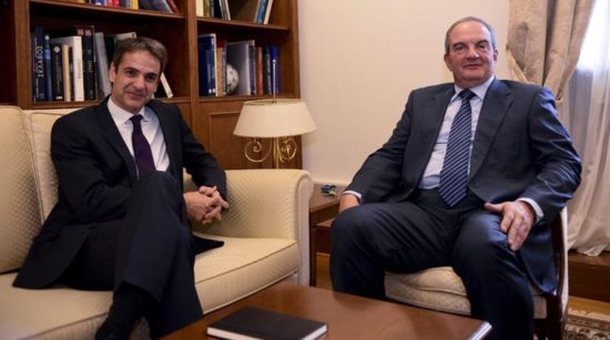 Συνάντηση Μητσοτάκη – Καραμανλή στη Βουλή