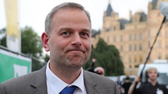 Ο ακροδεξιός πρώην ραδιοφωνικός παραγωγός που απειλεί την έδρα της Μέρκελ