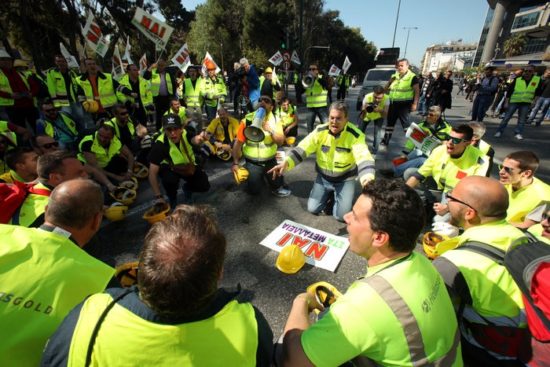Εισβολή των εργαζομένων στα μεταλλεία στο υπουργείο Περιβάλλοντος