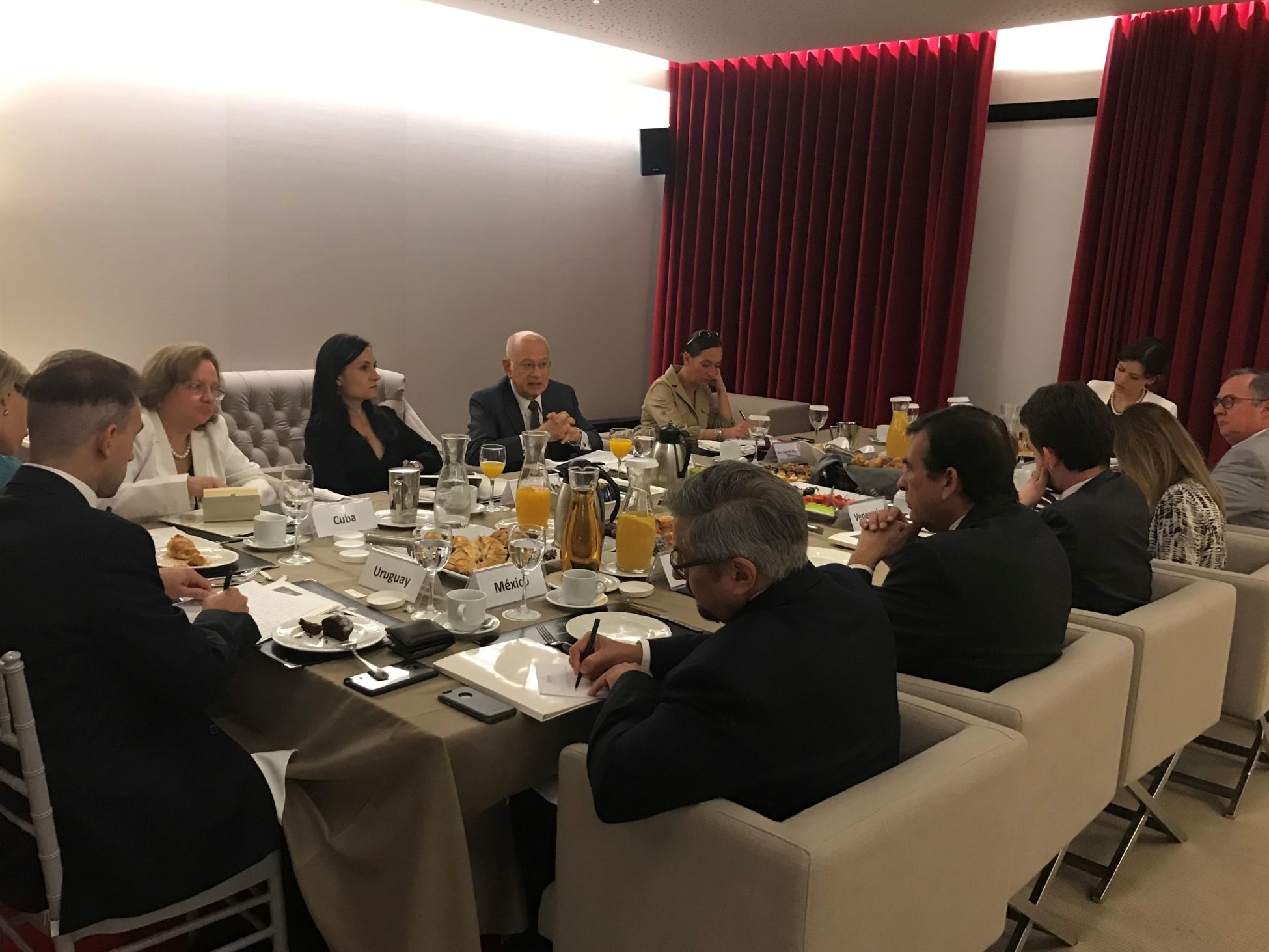 Το γεύμα του Δημήτρη Παπαδημητρίου με τους πρέσβεις των χωρών της Λατ. Αμερικής