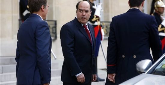 Ο Μακρόν υποδέχθηκε στο Παρίσι τον πολιτικό αντίπαλο του Μαδούρο