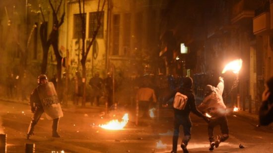 Τρίτη νύχτα επιθέσεων κουκουλοφόρων στα Εξάρχεια