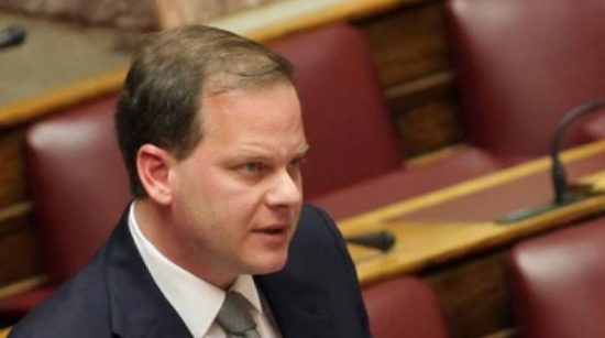 Κώστας Καραμανλής: «Ο Τσίπρας δεν φοράει γραβάτα αλλά το κοστούμι του Ανδρέα και του επιχειρηματία»