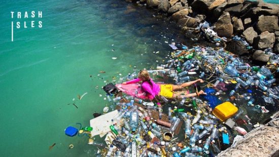 Σέρφερ κολύμπησε στο «νησί των σκουπιδιών»… τις Μαλδίβες