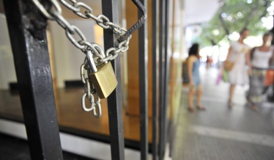 Φόβοι για άλλα 13.000 «λουκέτα» – Στο κόκκινο μία στις 4 επιχειρήσεις