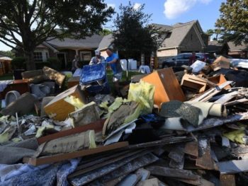Οι αλλεπάλληλοι τυφώνες στις ΗΠΑ πλήττουν το δολάριο και την προοπτική αύξησης των επιτοκίων