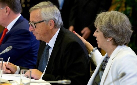 Αντιδράσεις της Κομισιόν για τα δημοσιεύματα Γιούνκερ – Τερέζα Μέι